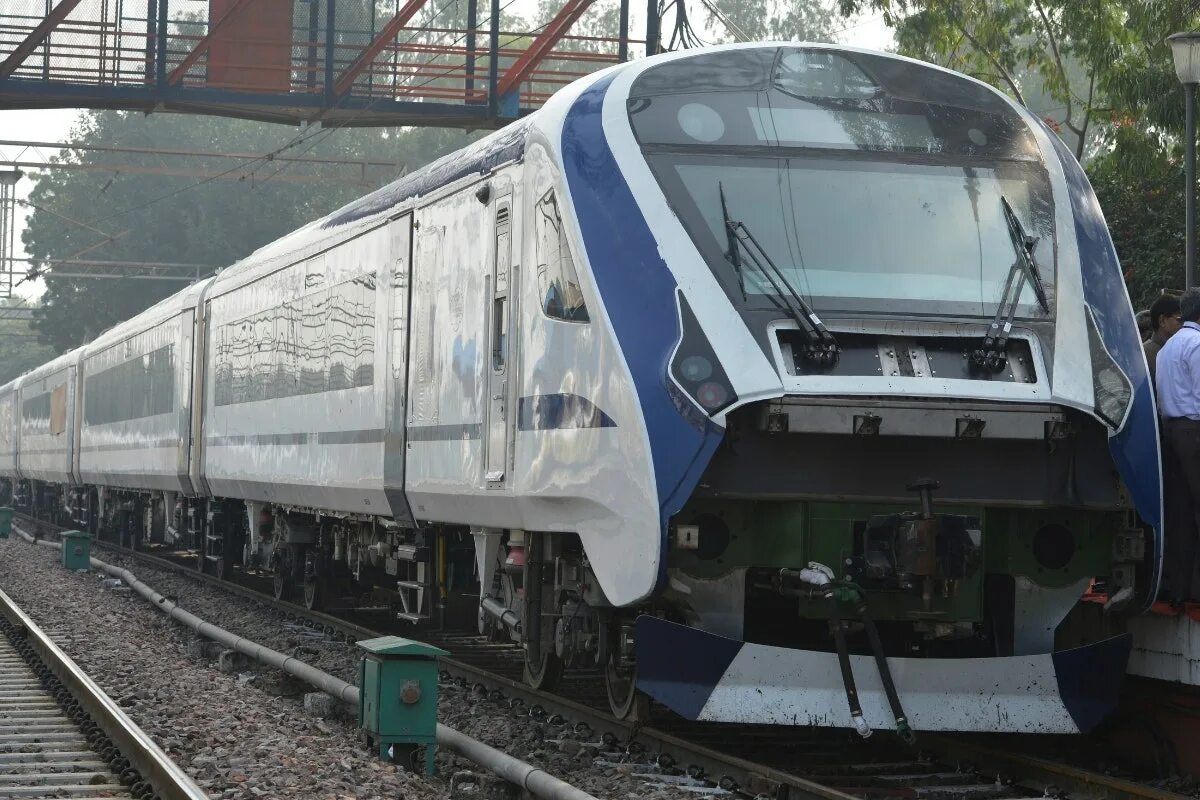 18 мая поезд. Индийский скоростной поезд. Пассажирские вагоны Китая. ТОО Asia Railway. Vande Bharat Express.