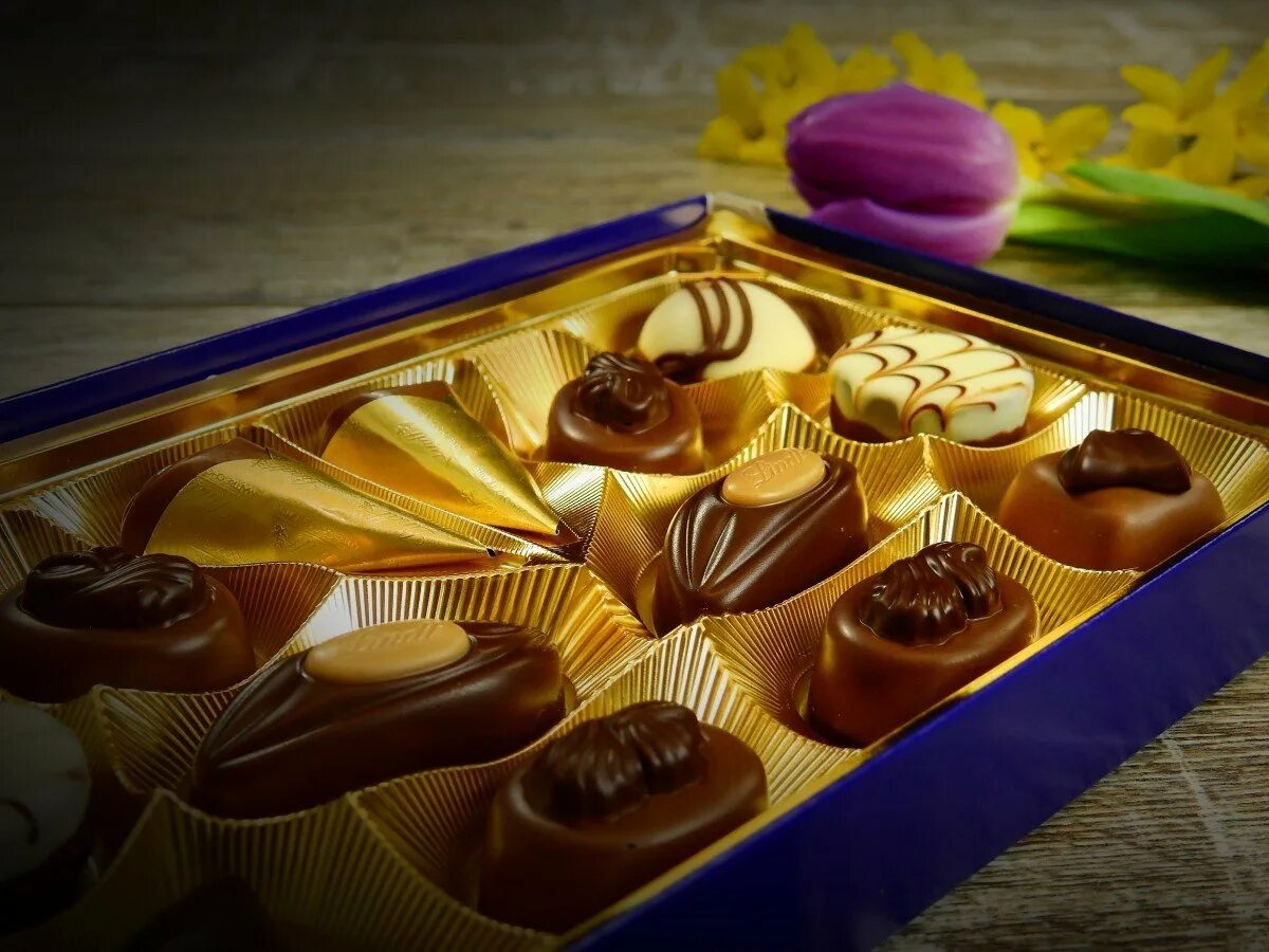 подарочная коробка конфет. в коробках лежат конфеты. конфеты в коробках. в коробках лежат конфеты. в коробках лежат конфеты.