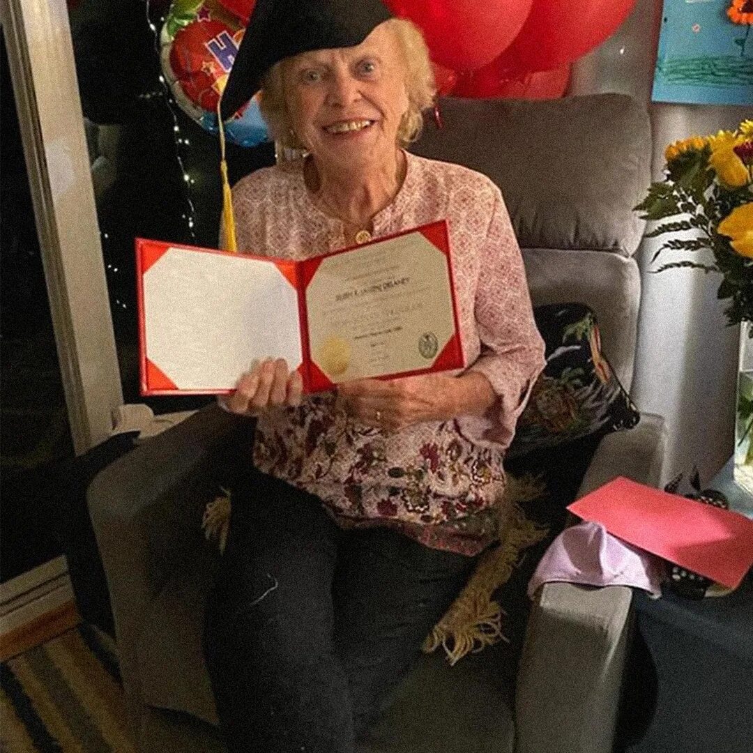 Бабушка получила. Бабуле 75 лет. Бабушка получила диплом. Бабушка получает подарок. Женщина 93 года.