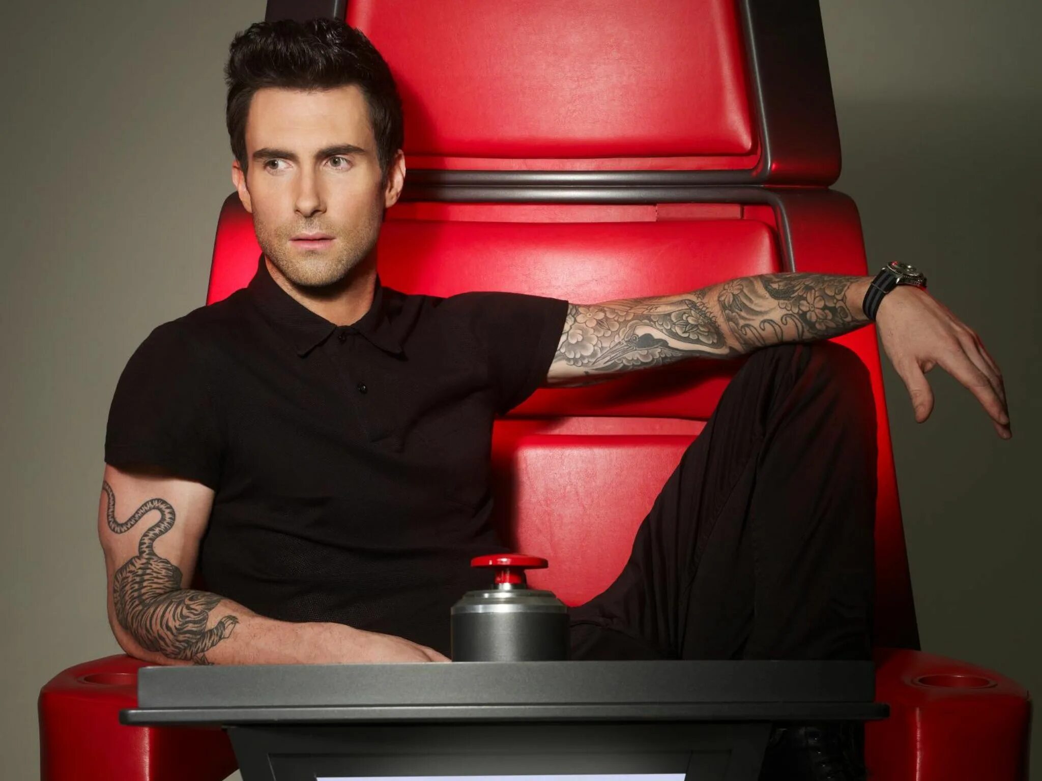 Red voice. Maroon 5 солист.