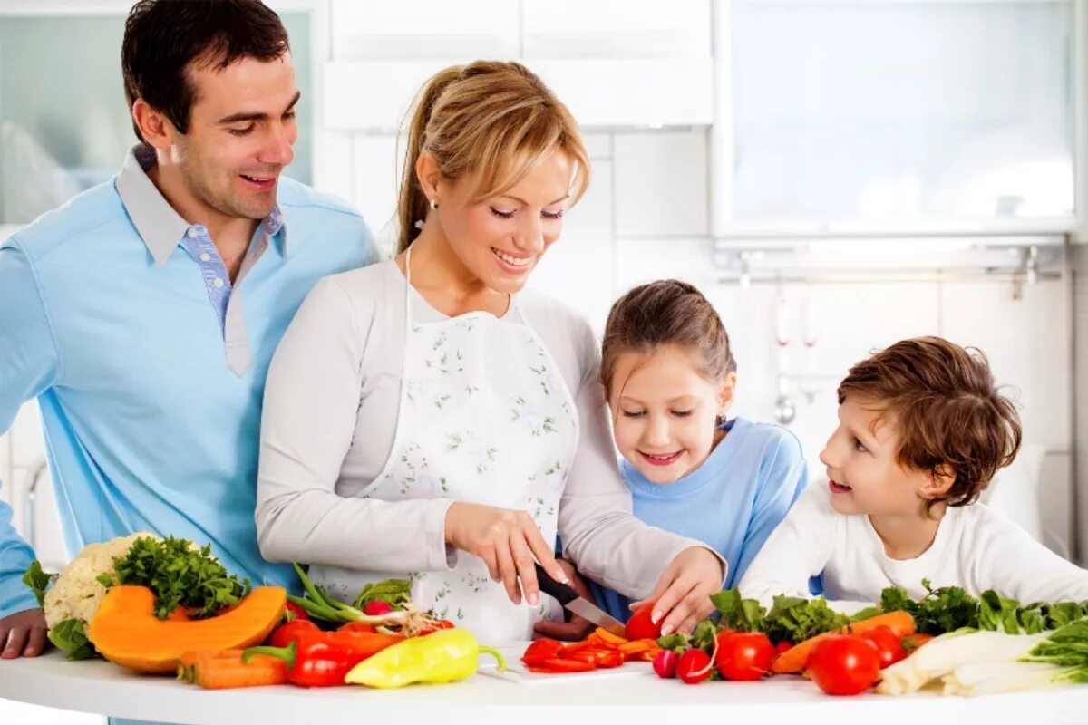 Vegetable family. Здоровое питание в семье. Счастливая здоровая семья. Питание детей. Родители и дети.