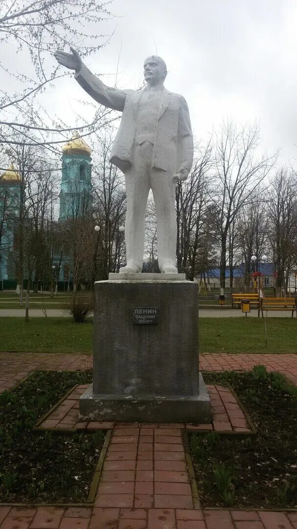 Памятники курганинска. Памятник Ленина в городе Курганинск. Курганинск памятники Фомин. Площадь города Курганинска.