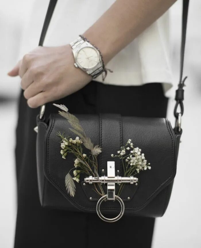 Givenchy Obsedia Coney Bag. Givenchy Panda Bag. Givenchy сумка c цепочками. Сумка с пряжками полукруглая дживанши.