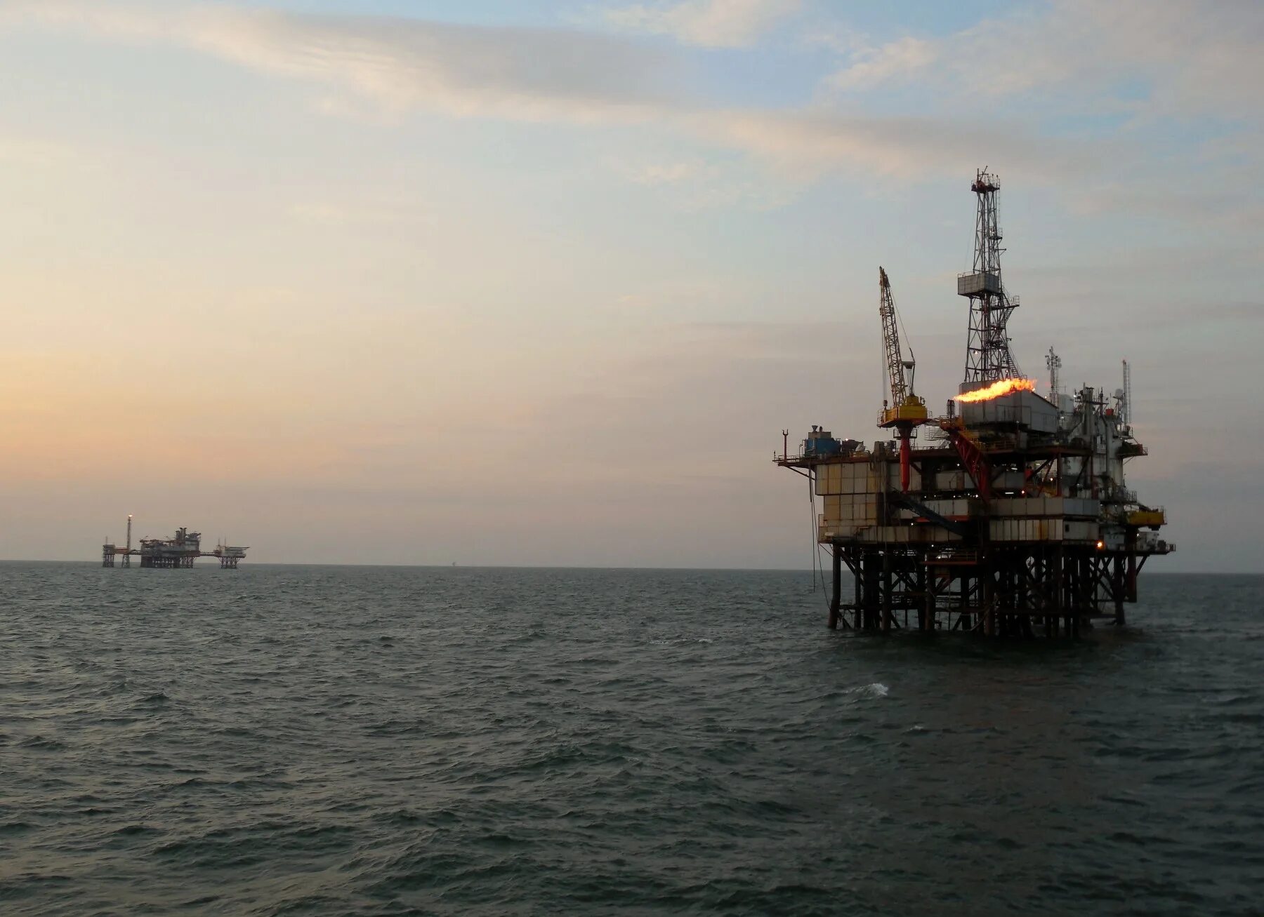 Нефтегазовая платформа «Тролль-а», Норвегия. Нефтяная вышка в море. Нефтяная вышка в океане. Добыча нефти в индийском океане.
