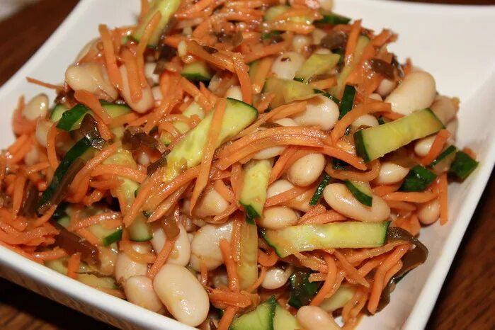 Салат с красной фасолью и корейской морковью. Фасоль морковча. Салат с фасолью и корейской морковкой. Салат с курицей с фасолью и корейской морковкой. Салат с фасолью и сухариками и корейской морковкой.