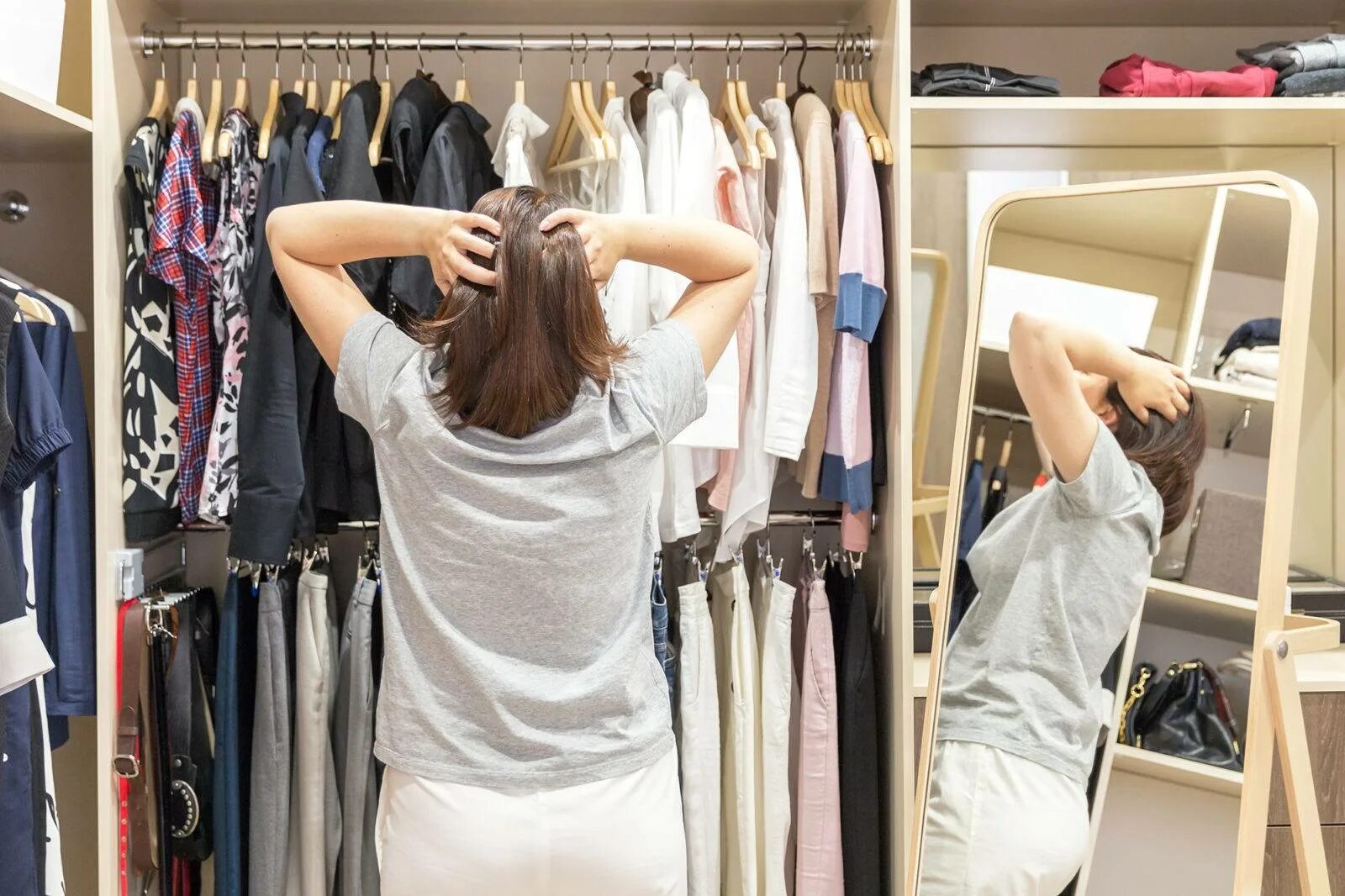 Забытые вещи. Комната хранения багажа. Обновить гардероб. Наведение порядка по методу мари кондо. Примерять вещи в примерочной.