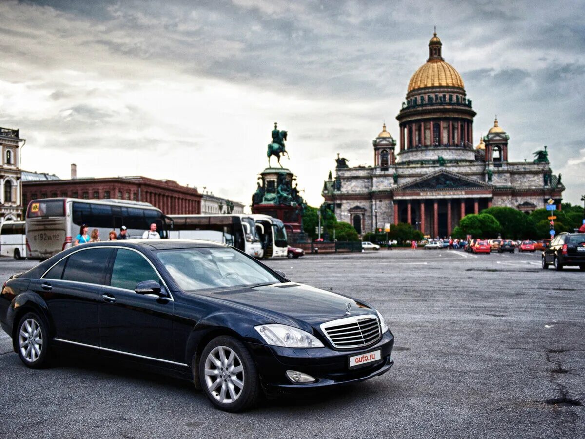 Санкт-Петербург машины. Машины в Москве. Машина на фоне Питера. Красивые машины СПБ.