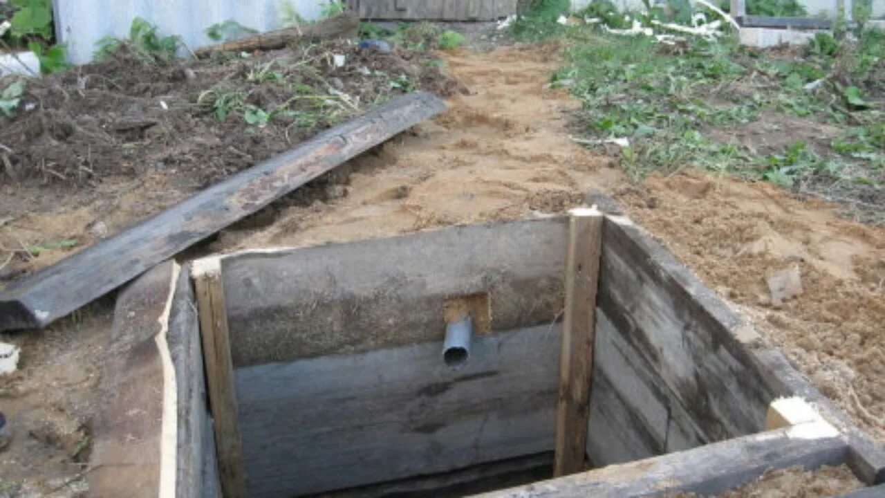 Яма глубиной 5 метров. Выгребная яма в частном доме. Выгребная яма из кирпича своими руками. Компостная яма в земле. Выгребная яма из кирпича.