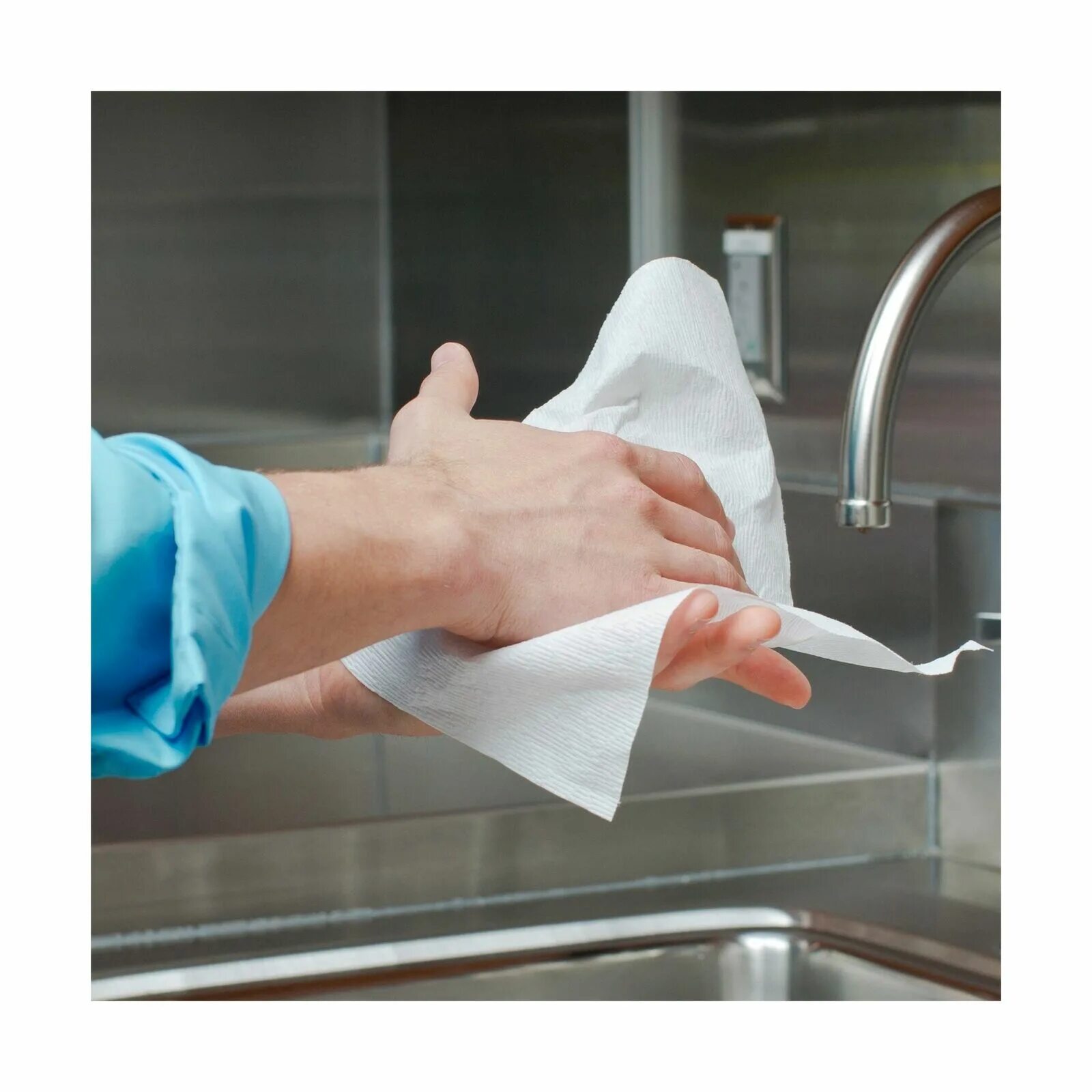 Использованные бумажные полотенца. Вытирает руки. Рука с салфеткой. Вытирать руки бумажным полотенцем. Салфетка для уборки туалета.