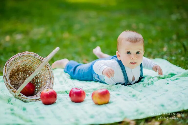 6 месяцев даче. Фотосессия с малышом на природе. Фотосъемка детей на природе. Детская фотосессия на природе. Летняя фотосессия для детей на природе.