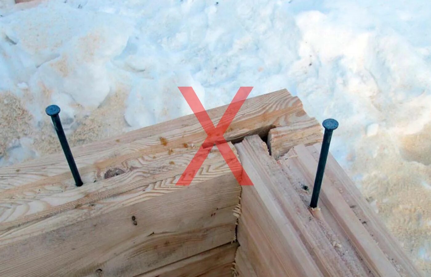 Древний деревянный брус. Старый деревянный брус. Деревянный дом на гвоздях. Рассохся деревянный пол. Японские столярные соединения древесины.