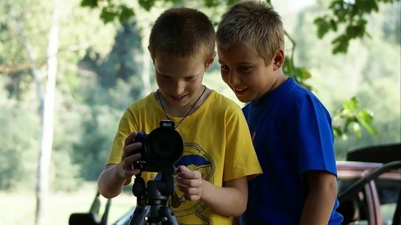 Фотокружок. Фотограф школьник. Фотокружок для детей. Фотоаппарат школьник. Мальчик фотографирует.