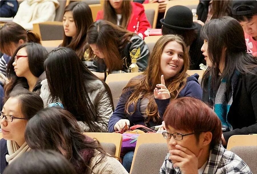 Курсы корейского в корее. Студенты корейцы. Корейские студентки. Студентки Южной Кореи. Кореянка студент.