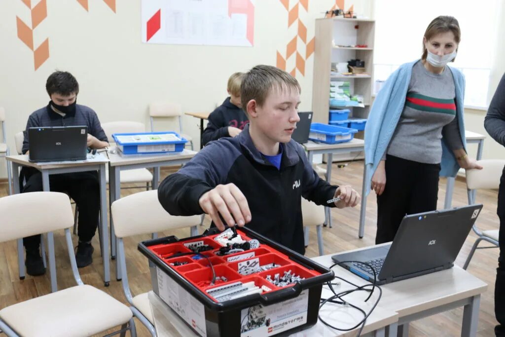 Точка роста дети. 3д моделирование в школе. Точка роста робототехника в школе. Точка роста робототехника. Стол для робототехники точка роста.