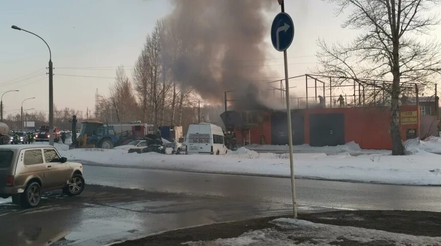 Пожар в Омске сейчас на левом берегу. Пожар на Волгоградской Омск. Омск пожар сейчас левый берег. Пожар в Омске вчера на левом берегу.