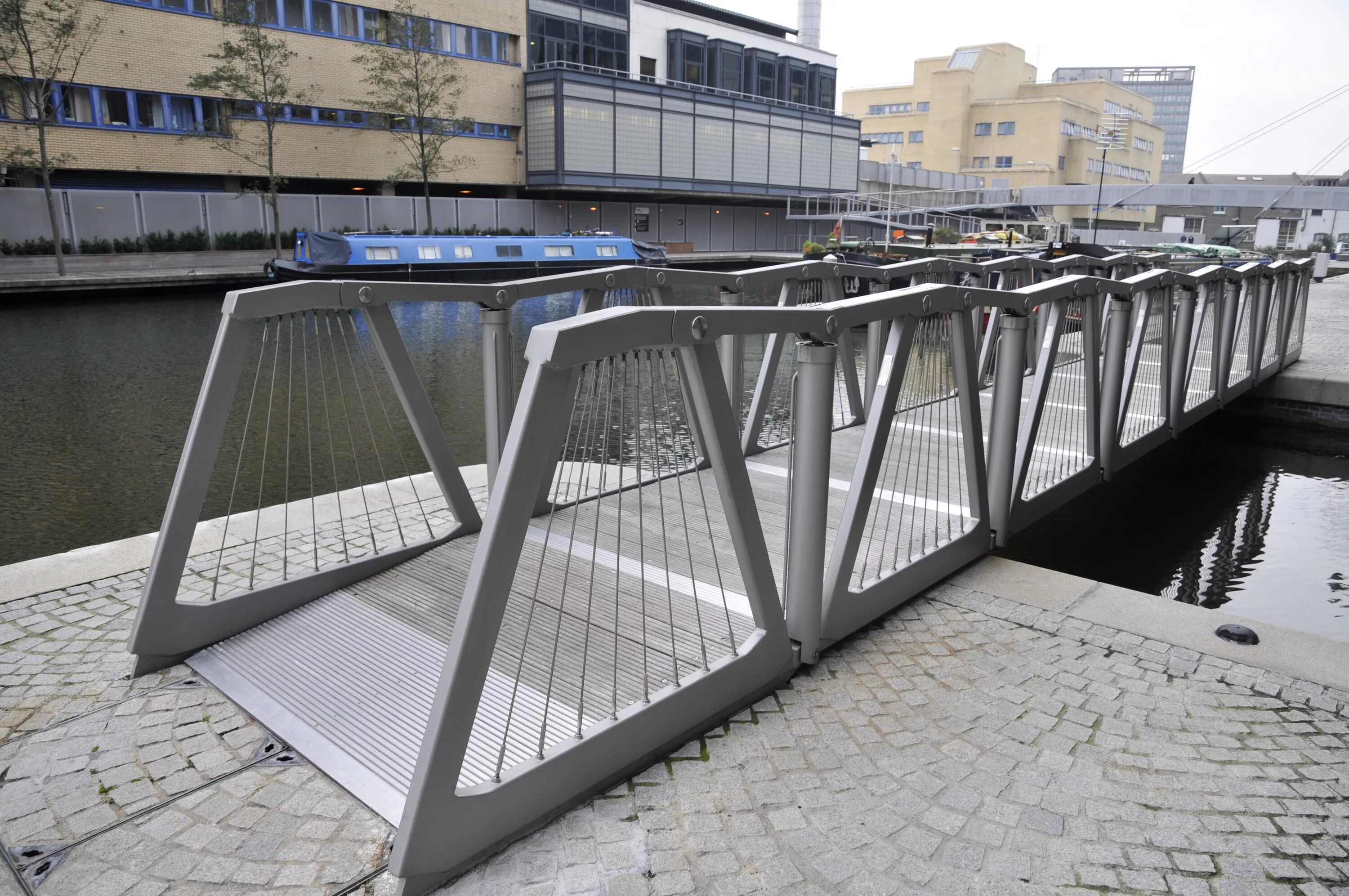 Rolling bridge. Мост роллинг rolling bridge англия. rolling bridge мост-трансформер. сворачивающийся мост в лондоне. перекатывающийся мост в лондоне.