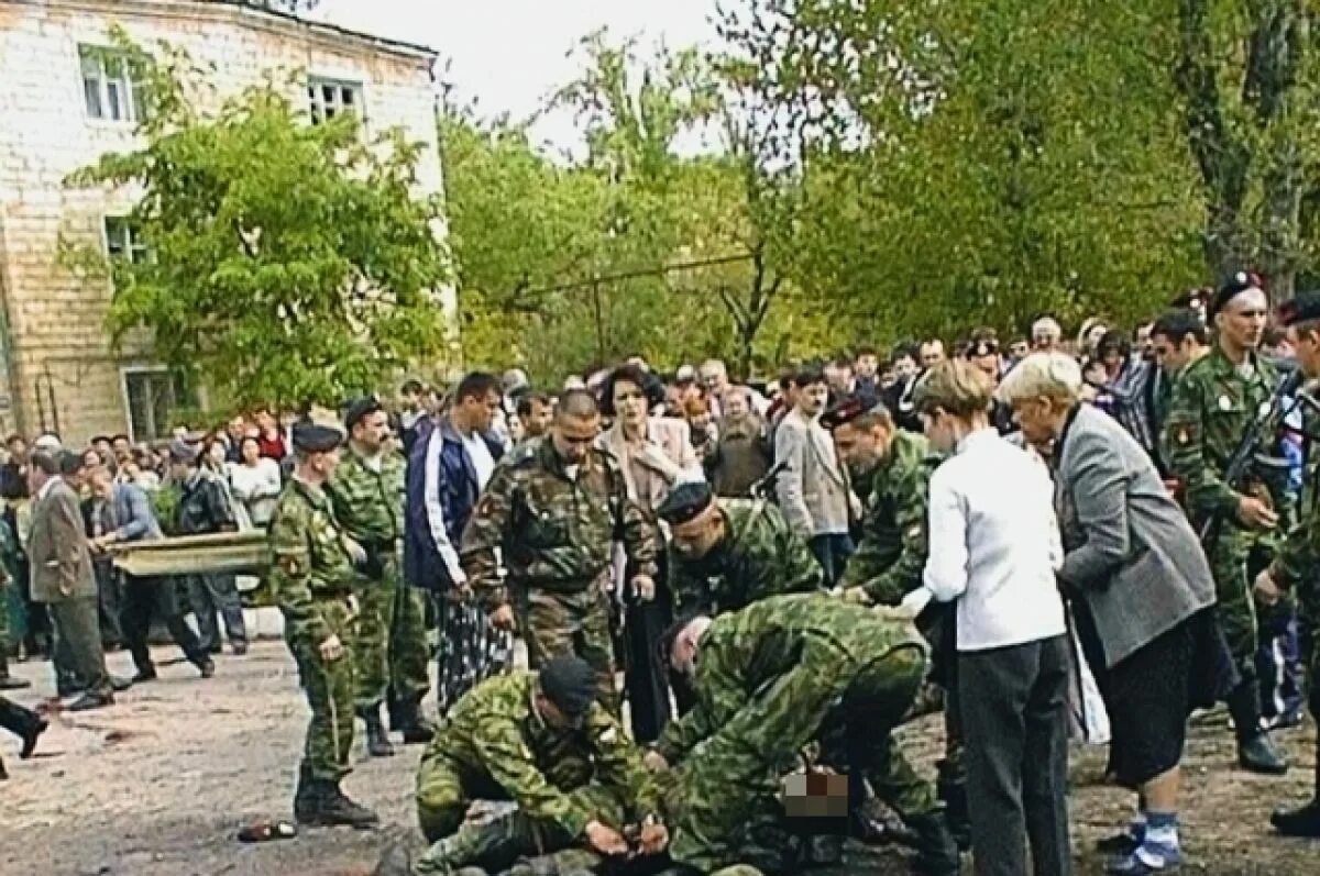 Куда делись группа пикник во время теракта. Теракт в Каспийске 9 мая 2002. Каспийск 2002 год 9 мая взрыв. 9 Мая 2002 года террористический акт в Каспийске.