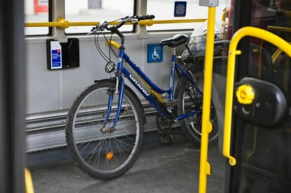 Велосипед в автобусе. Велосипед в маршрутке. Провоз велосипеда в автобусе. Место для велосипедов в автобусе.