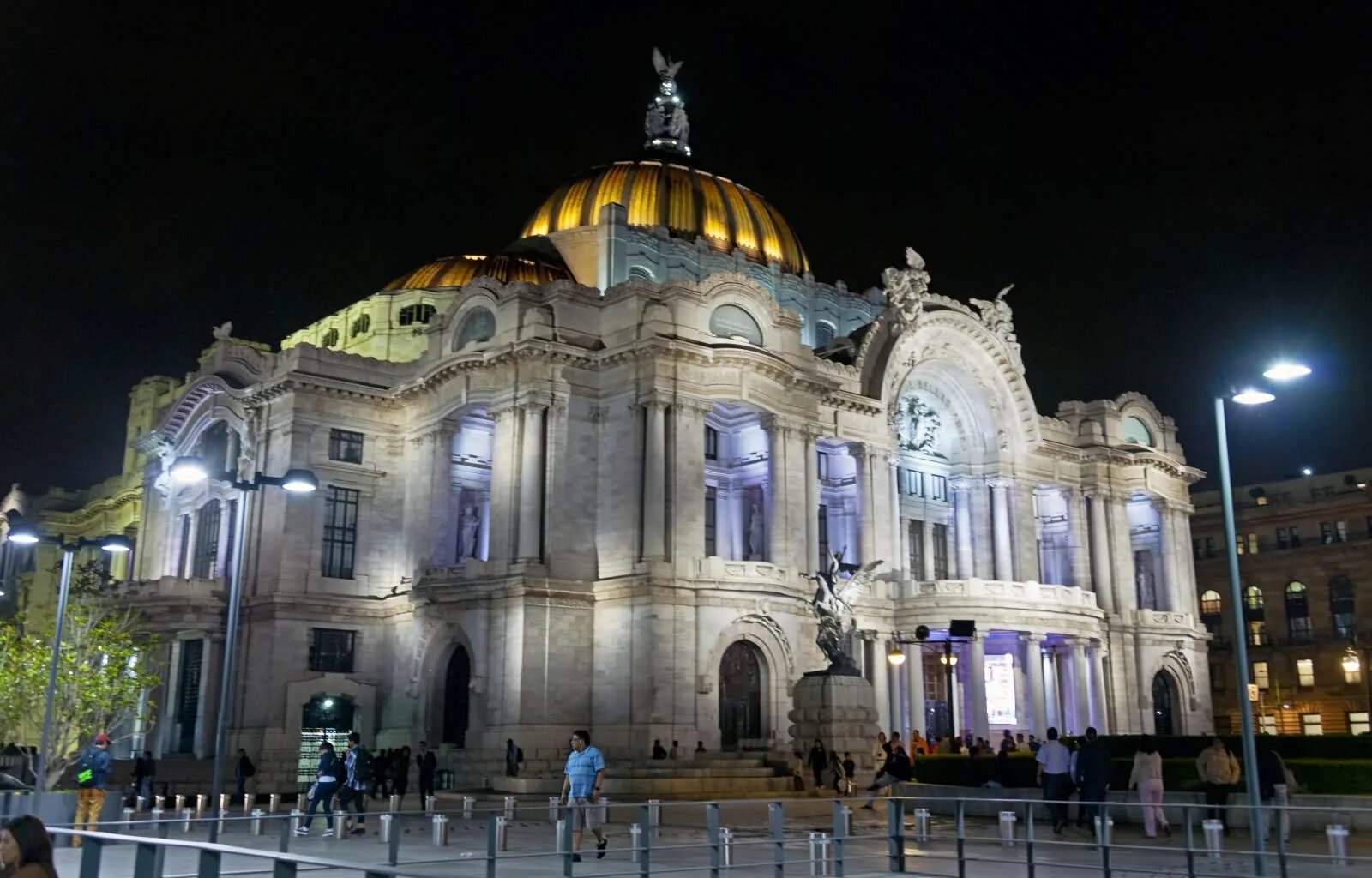 Bellas artes. Дворец изящных искусств (Мехико). Дворец изящных искусств Паласио-де-Бельяс-Артес. Мехико Bellas Artes. Мексика оперный театр.