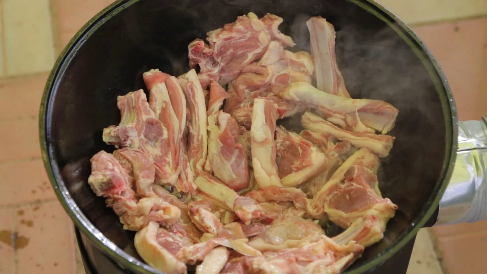 Бараньи ребрышки тушеные с картошкой. Бараньи ребрышки тушеные с картошкой
