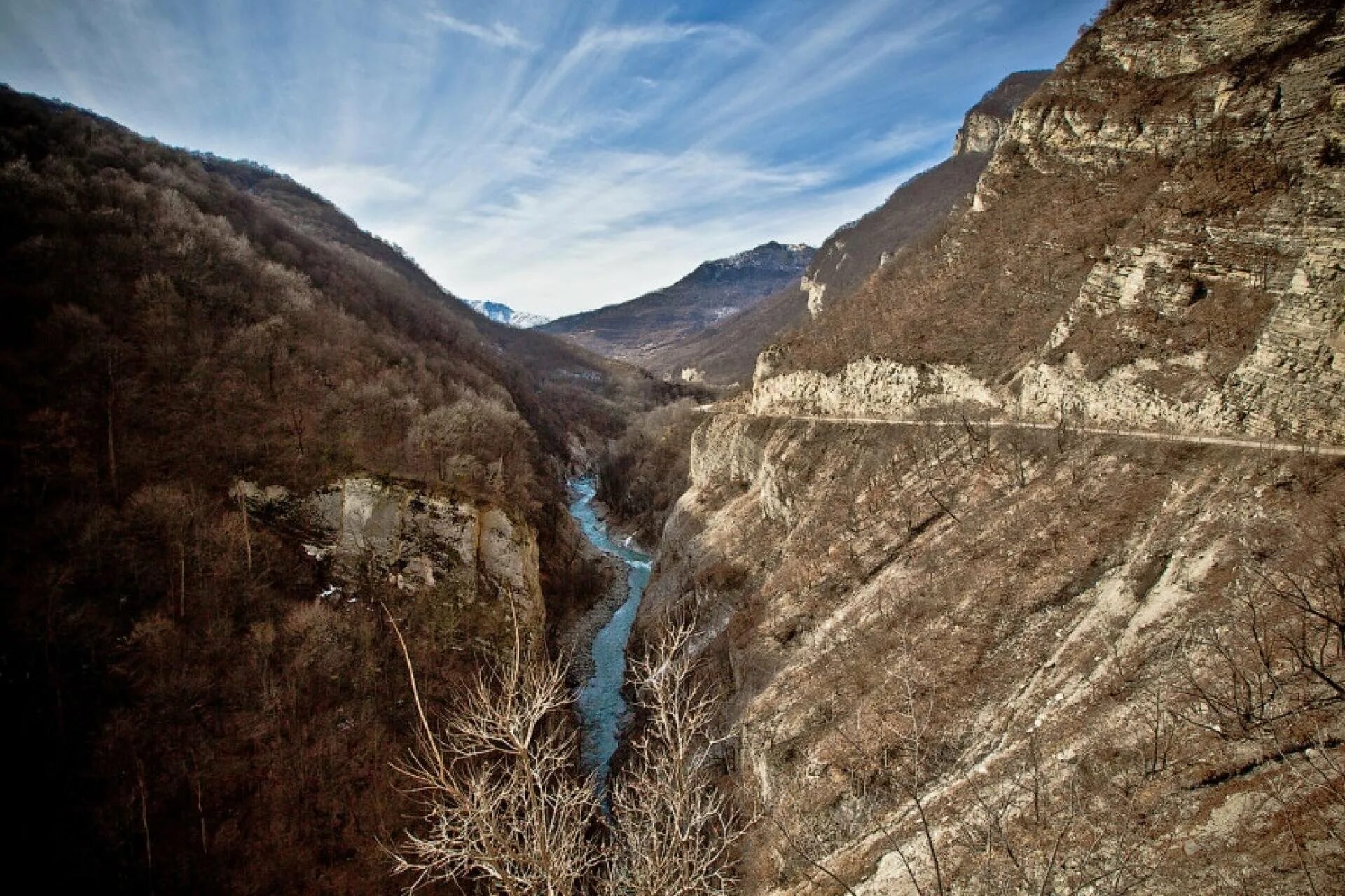уйти в ущелье. аргунское ущелье река аргун. уйти в ущелье. чечня горы аргунское ущелье. ушкалойские сторожевые башни чечня.