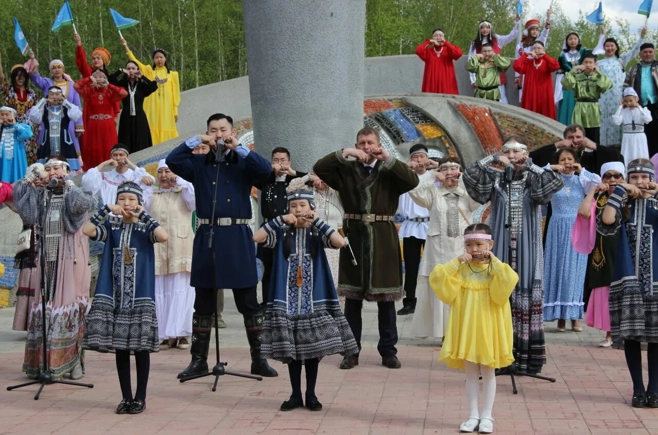 День хомуса в якутии 30 ноября. Игры народов саха якутия. русский народные традиции якутии. дети столетия якутия. богослужение поселок игра.