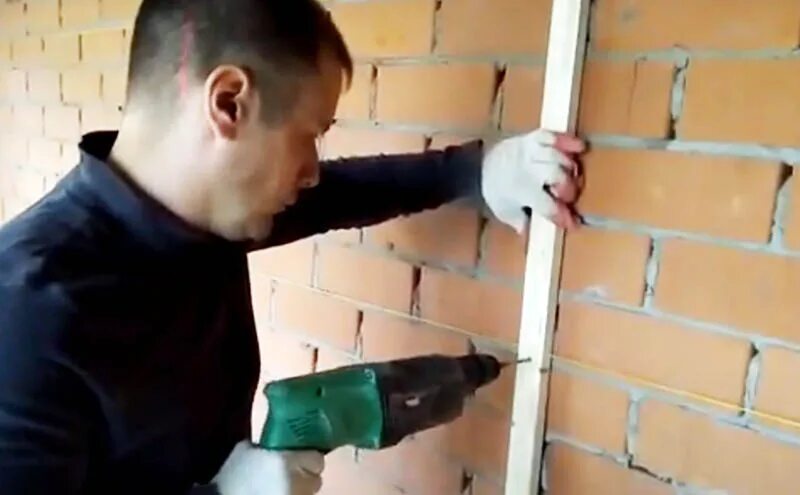Как прикрепить к кирпичной стене. Крепление реек к кирпичу. крепление рейки с кирпичной стеной. обрешетка на кирпичной стене. крепление обрешетки к кирпичу.