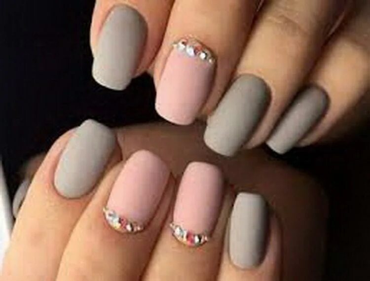 бежевый маникюр с серебряными стразами. матовые ногти. серебристый маникюр. красивый матовый маникюр. серый со стразами.