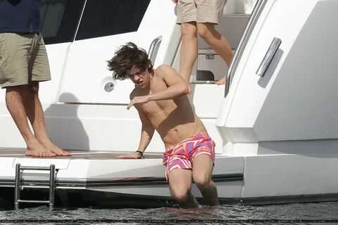 Гарри стайлс бреет свои ноги.