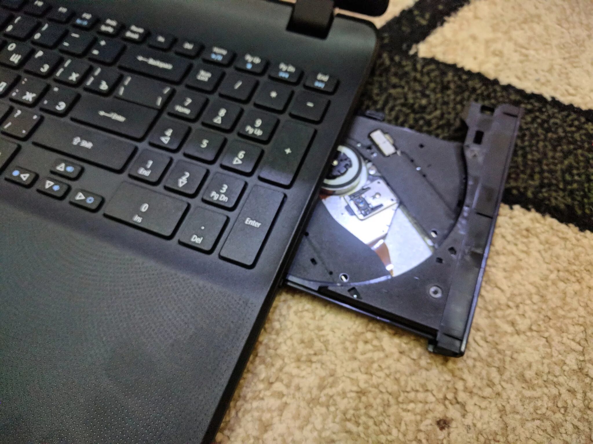 Как открыть дисковод на ноутбуке acer. Дисковод у ноутбука acer aspire 3. acer extensa 2519 заглушка дисковода. ноутбук acer с дисководом. acer ex2519 привод dvd.