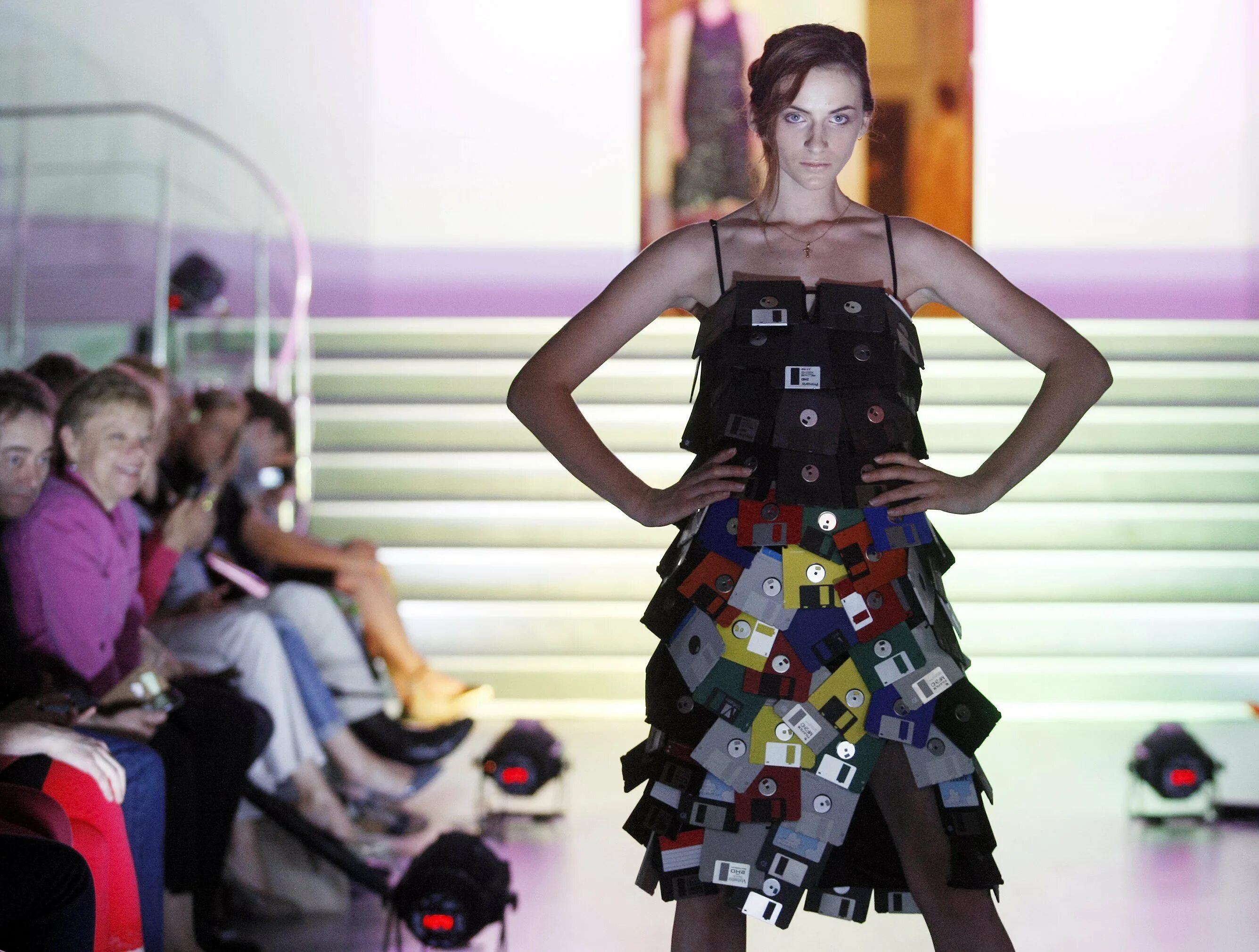 показ мод в нью йорке 2022. модельный показ одежды. пако рабан показ 2022. стиль диор при кристиан диор. мода подиум.