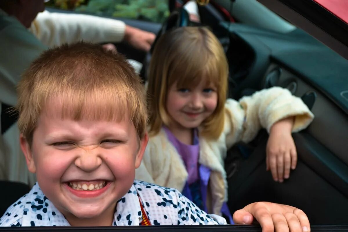 малыш показывает язык. воспитание детей чб. голос отца улыбки детей. малыш фото картинки. улыбка папы.