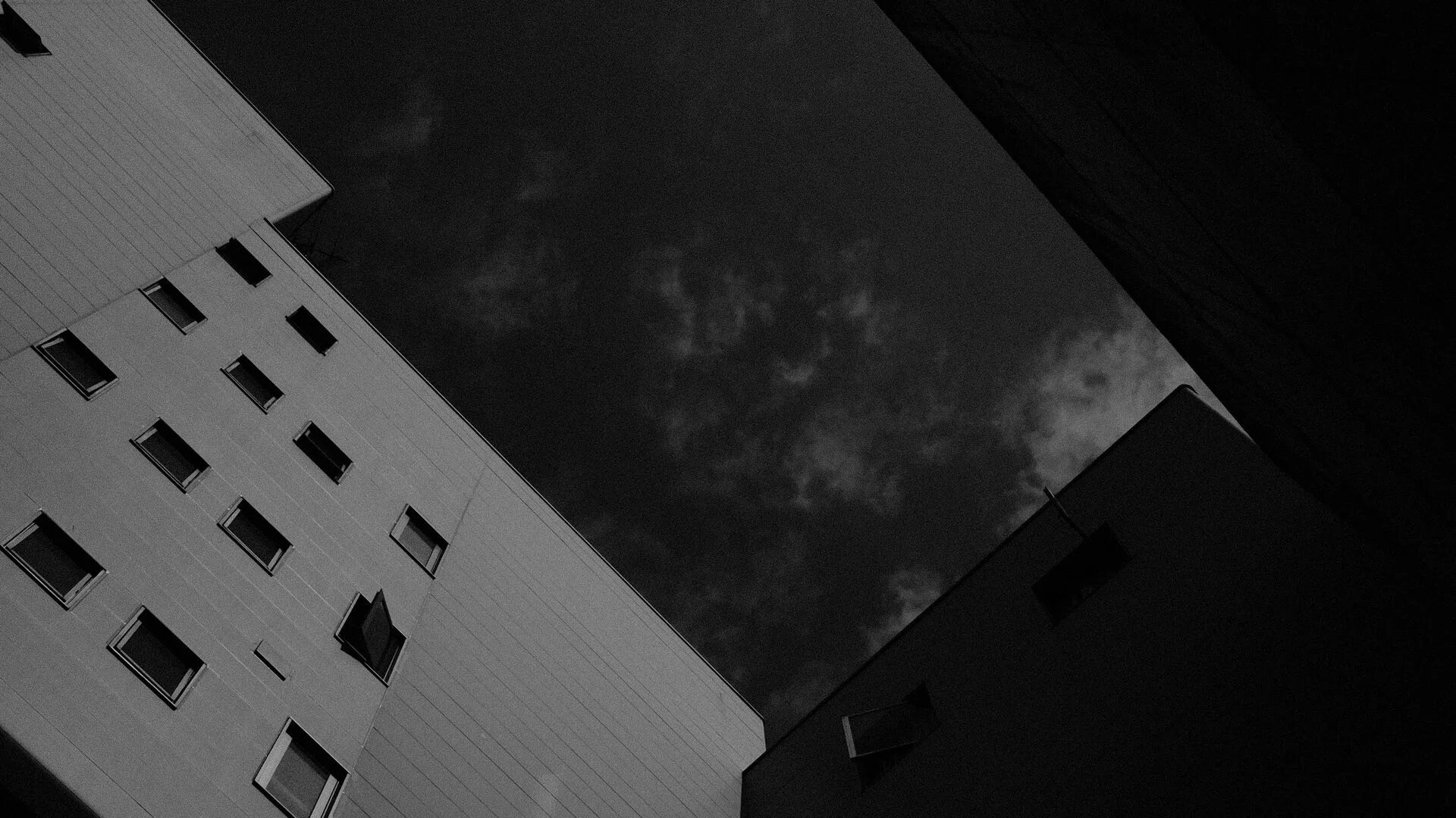 Одна сверху другая снизу. Вид снизу на здания чб. Фото зданий чб. Темный фон со зданиями Минимализм. Луна среди зданий снизу вверх серая.