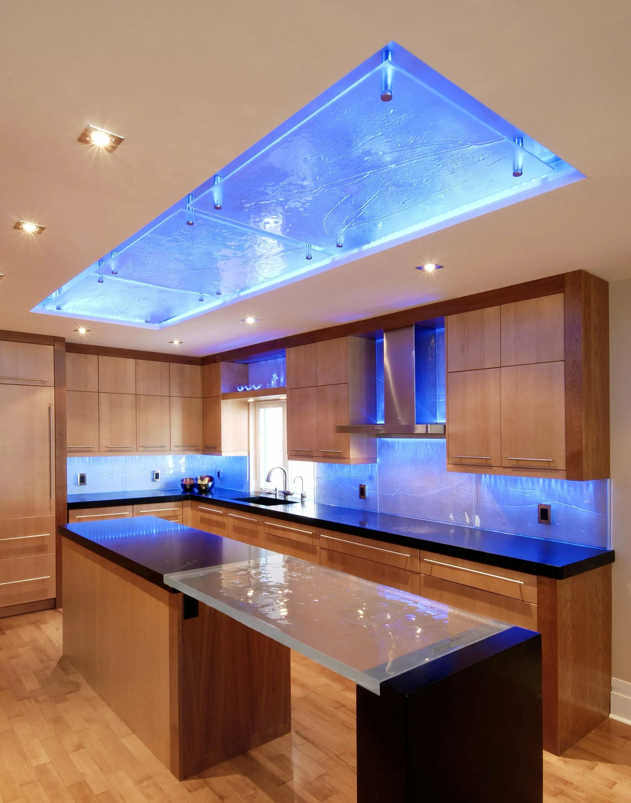 Освещение на кухне. Кухонный гарнитур с подсветкой. Светодиодная подсветка для кухни. Потолок с подсветкой. Потолок кухня видео