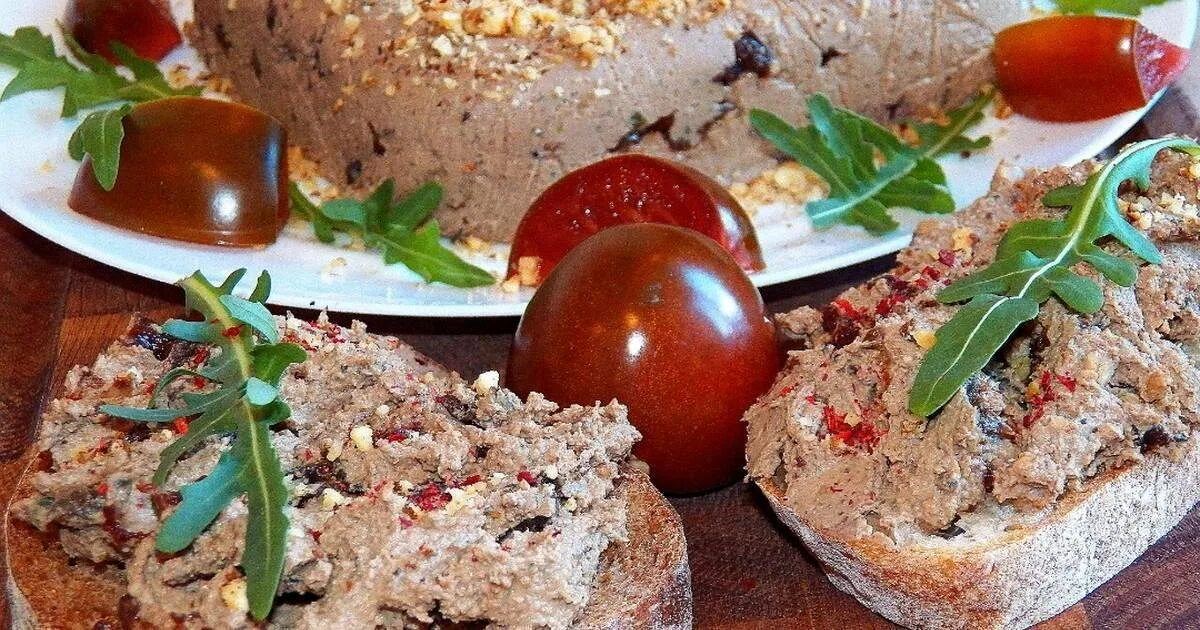 Рецепт вкусного паштета из печени. Паштет из куриной печени. Бутерброды с паштетом из печени. Паштет печеночный с черносливом. Паштет запеченный печеночный с черносливом.