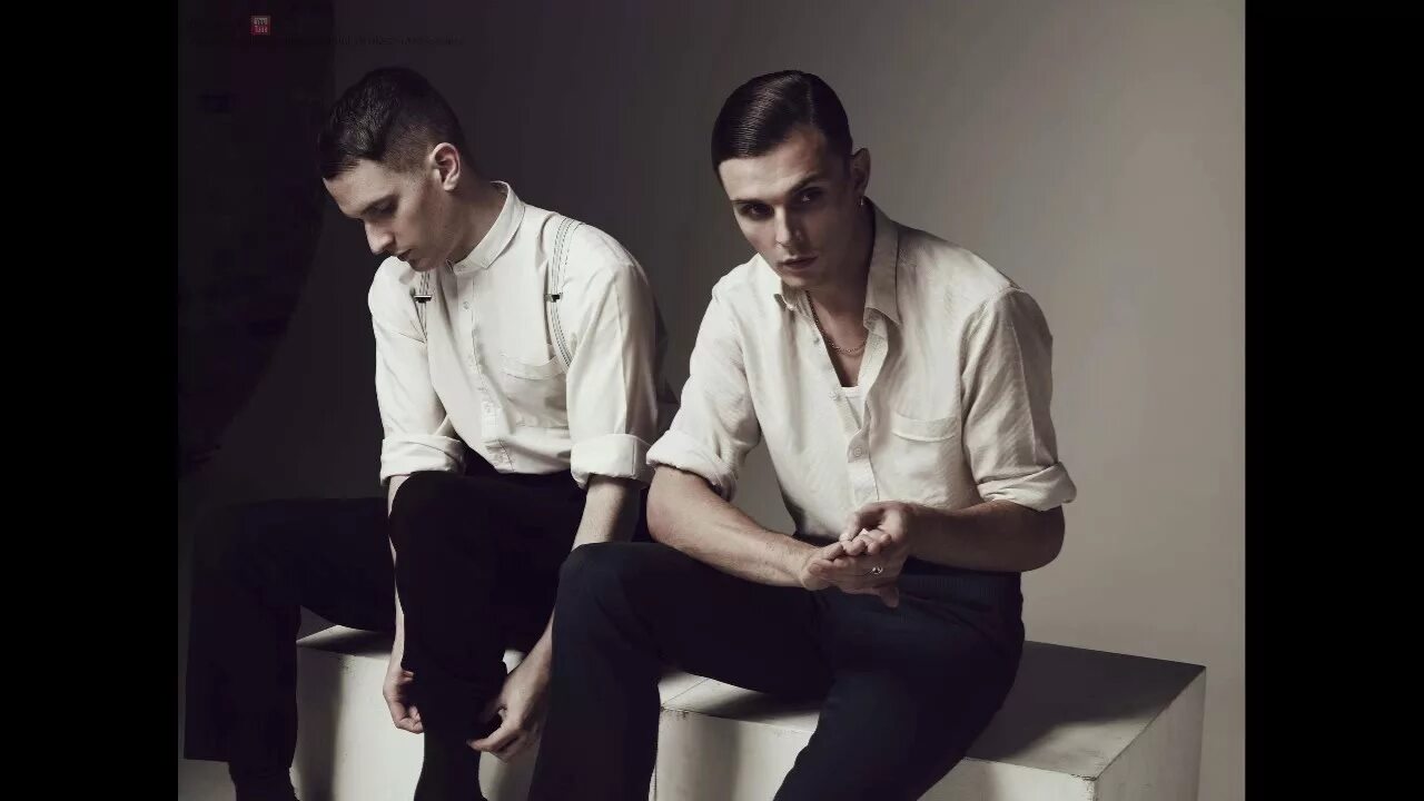 Группа hurts. Hurts 2021. Дайте танк. Дайте танк осенний бал. Hurts wonderful life танцовщица.