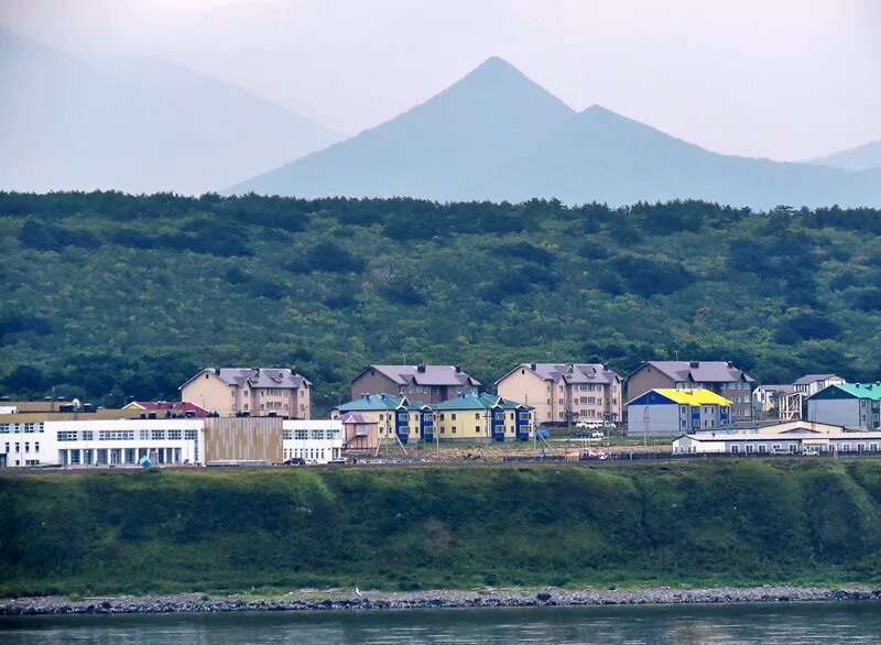 Село курил. Курилы город Итуруп. Курильск Итуруп. Итуруп город Курильск. Остров Итуруп столица.