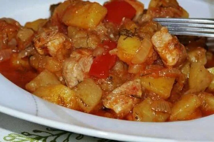 Свинина с картошкой с томатной пастой. Свинина с картошкой с томатной пастой. Жаркое из картошки. Жаркое из свинины (300г. Свинина тушеная с картофелем и морковью.