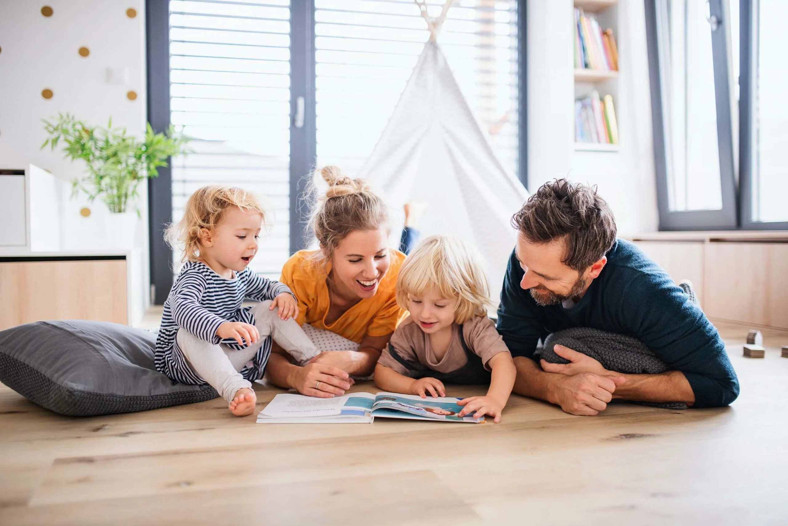 Family at home remake. Фотосессия семьи в квартире. Счастливая семья на диване. Семья сидит в гостиннтй. Семья в просторной квартире.