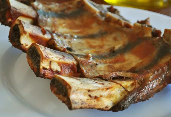 Ребра говяжьи в духовке сочно и вкусно. Говяжьи ребра. говяжьи ребра на сковороде. говяжьи ребра в ресторане. говяжьи ребра с картофелем и овощами.