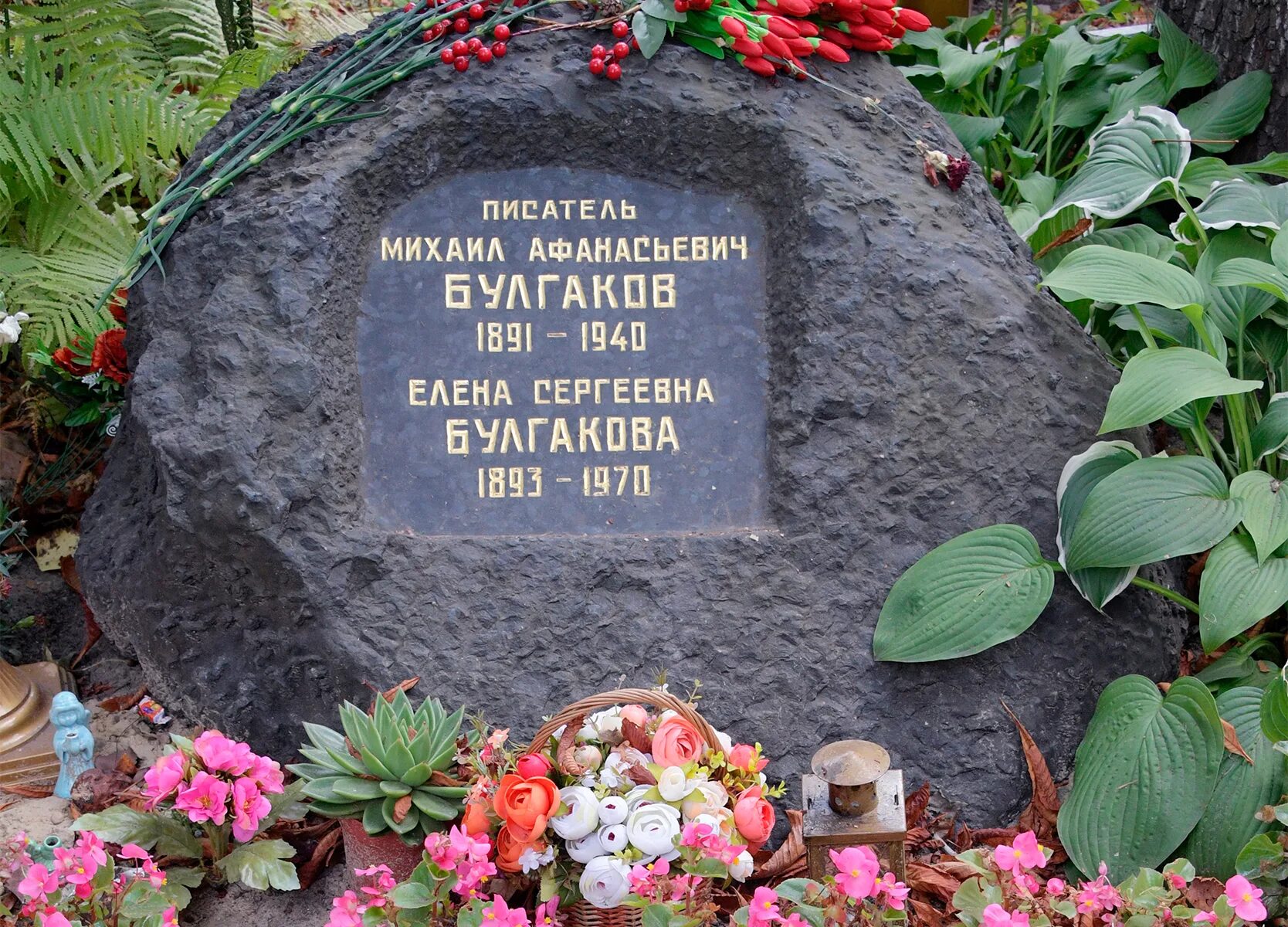 тихвинское кладбище могила достоевского. михаил булгаков могила на новодевичьем кладбище. литераторские мостки могила тургенева. тихвинское кладбище александро-невской лавры достоевский. могила салтыкова щедрина на волковском кладбище.