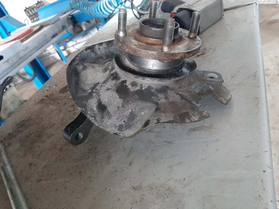 Замена поворотного кулака. Поворотный кулак хендай акцент. Поворотный кулак зил 520. Поворотный кулак amc eagle. Поворотный кулак 2110.