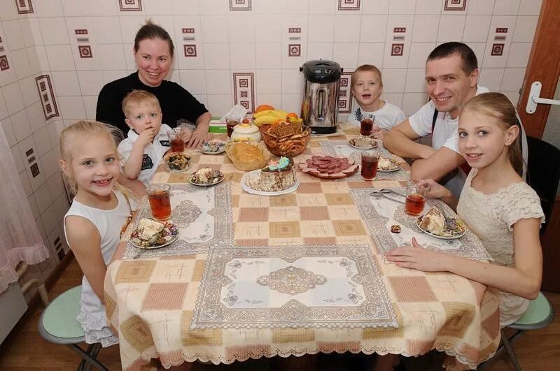 Многодетные семьи Москвы. Стол для многодетной семьи. Многодетная семья за столом. Московские многодетные семьи. Многодетная семья что изменилось