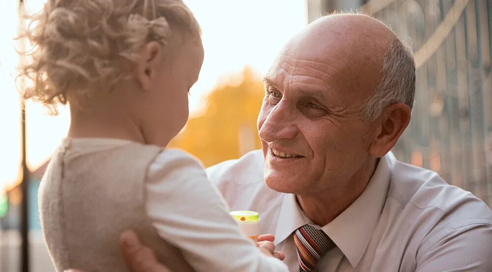 Grandpa daughter. Счастливый дедушка. Объятия дедушки. Happy grandfather. Дедушка счастливый домашние фото.