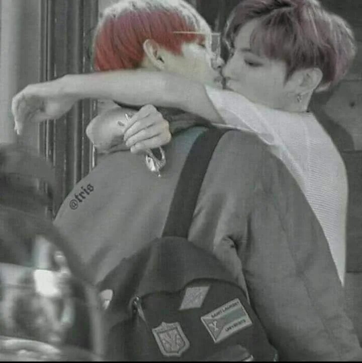 Поцелуи в группе бтс. Бтс поцелуи. Вимины бтс. Вигуки поцелуй. Yoonmin bts kiss.