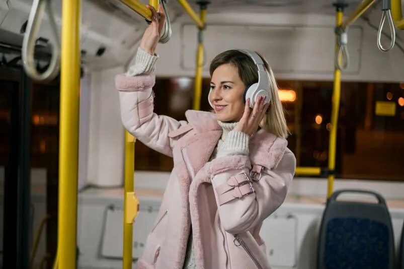 Реклама девушка в наушниках в автобусе. Человек в наушниках в автобусе. девушка в наушниках в автобусе. автобус наушники. девушка в наушниках в метро.