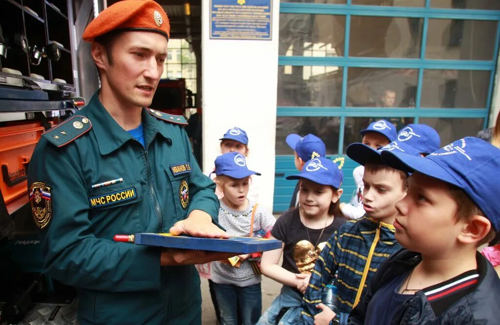 Пожарные в школе. Школа безопасности. Школа безопасности Москва. Пожарник в школе.