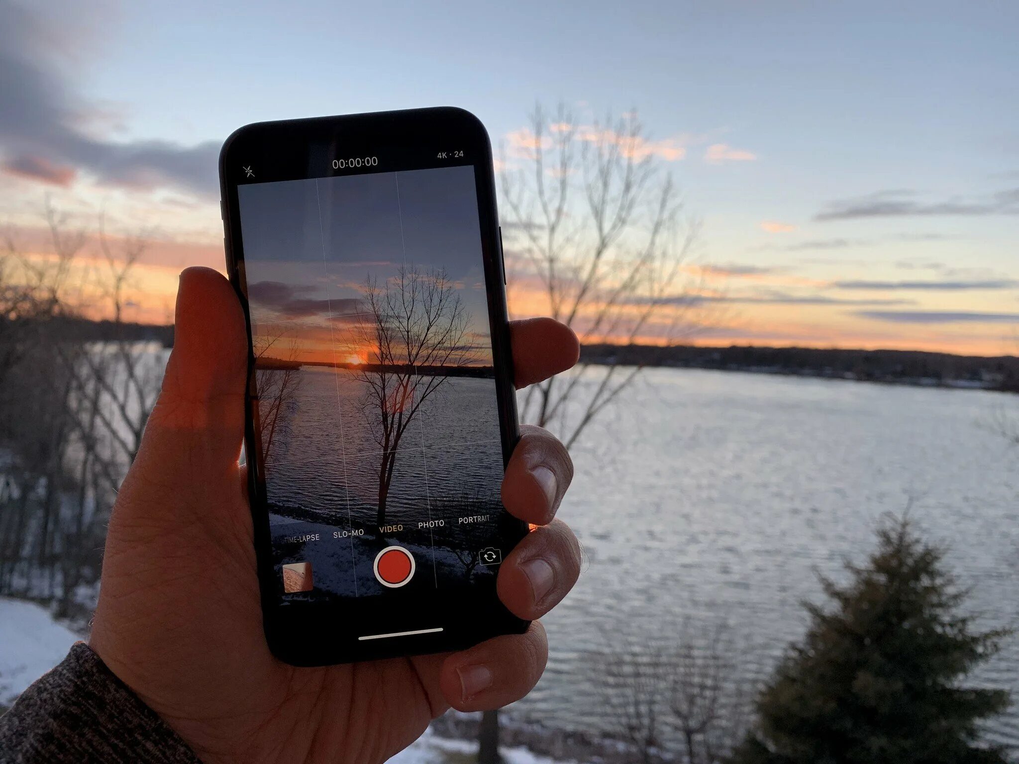 Камера 12 мп. Человек со смартфоном картинки. Камера айфона. Найти телефон. Айфон 6s камера мегапикселей.