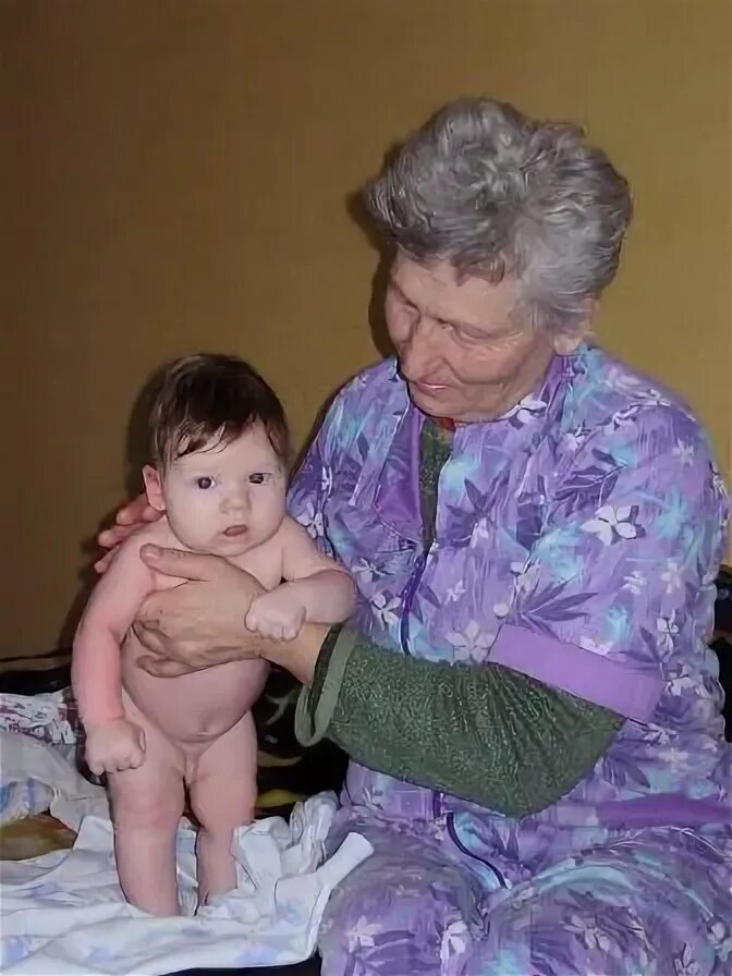 Лижет киску внучке. Бабушка с внучкой разделись. Покажи бабушкину внучку.