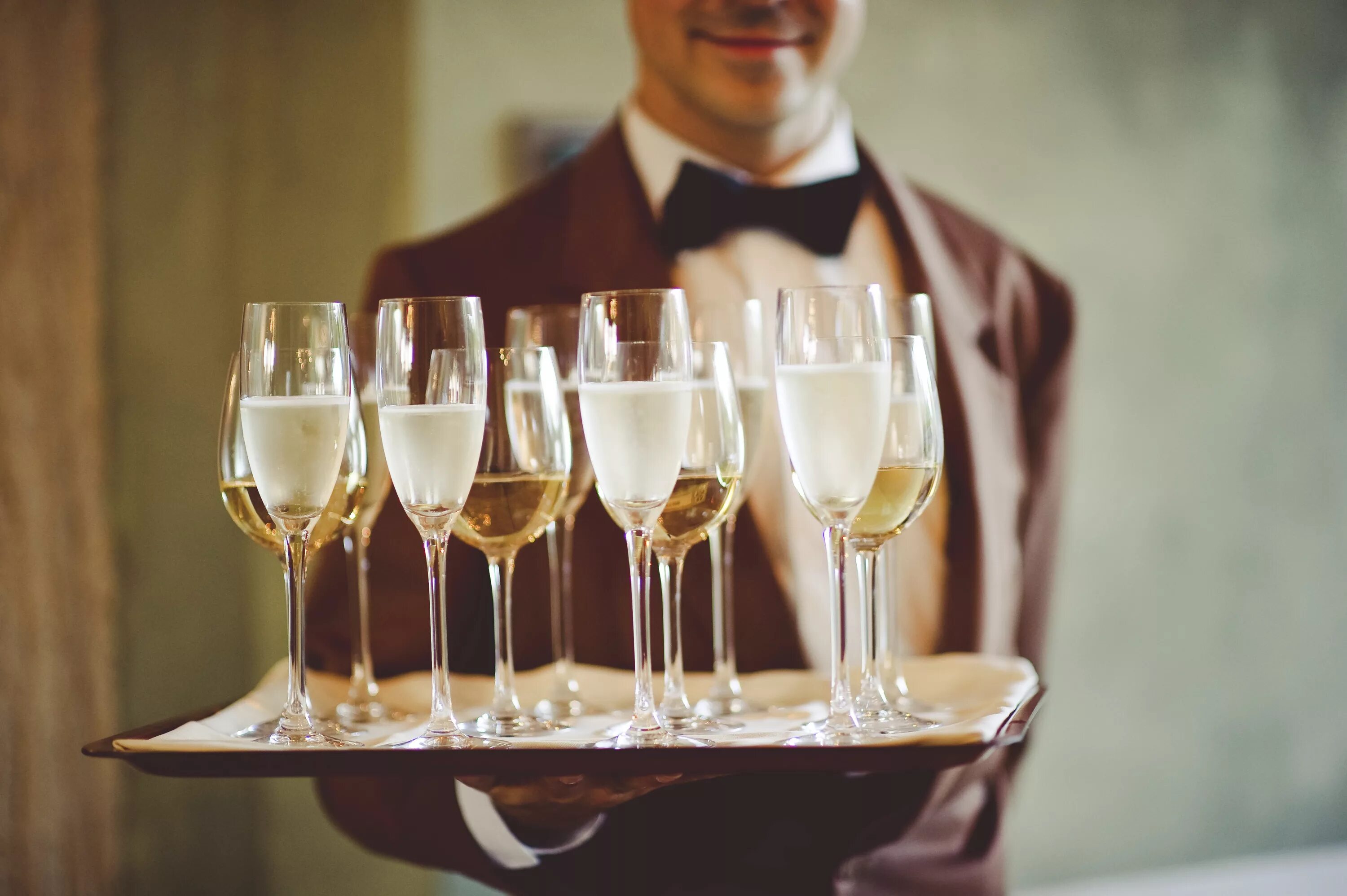 шампанское кейтеринг. прием шампанское. светская вечеринка. шампанское в бокале. прием шампанское.